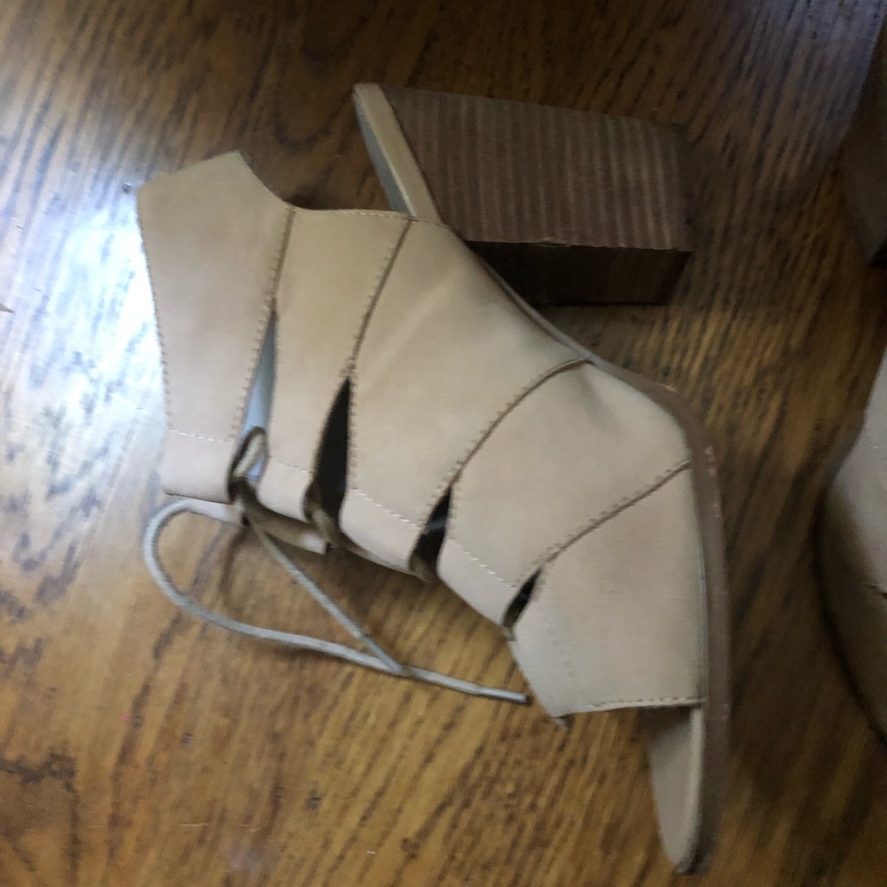Hinge block heel sandal in nude - Picture 3 of 8